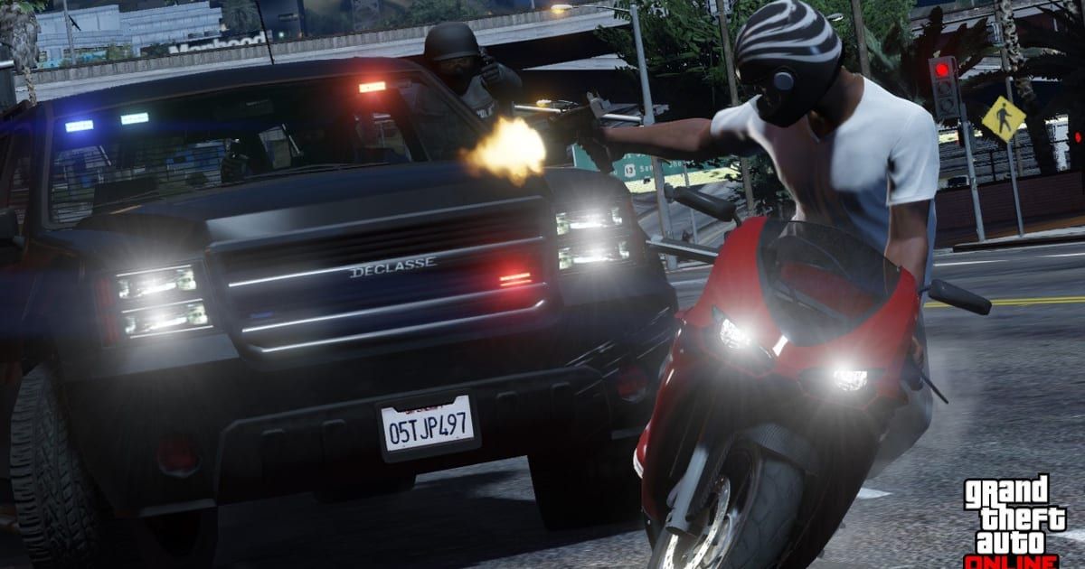 Moto ou voiture en poursuite : qui gagne vraiment ?